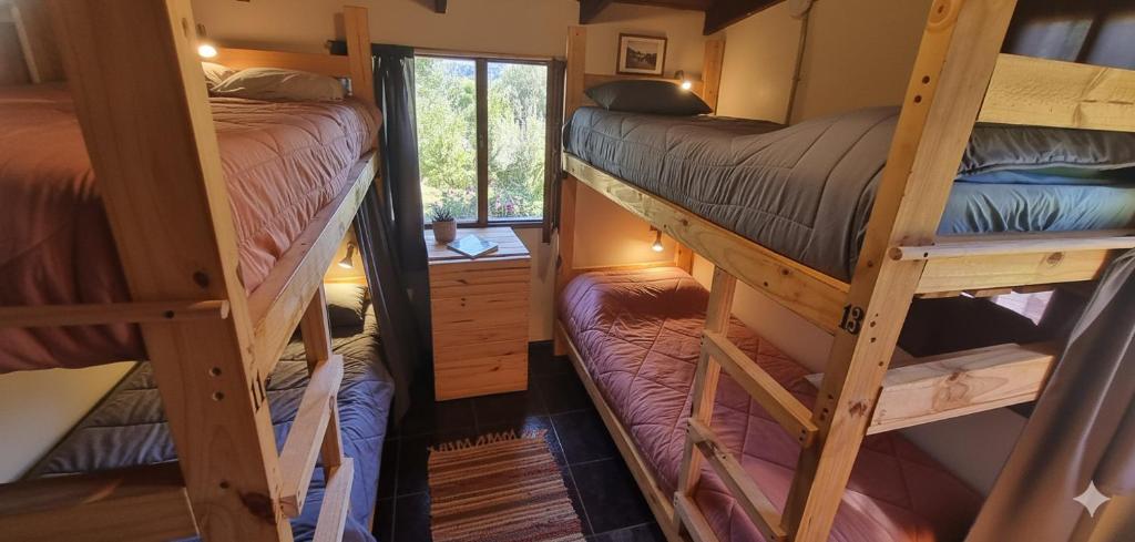 2 letti a castello in una casetta di HOSTEL EL LIMON a El Bolsón