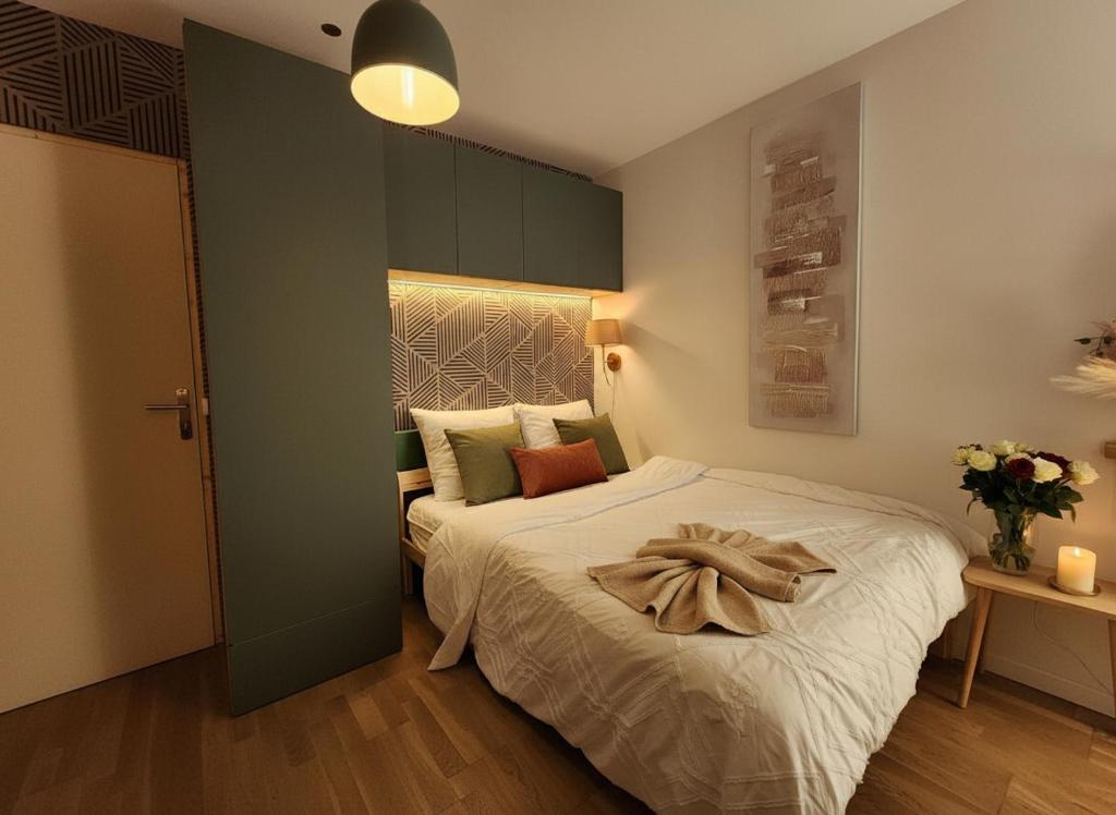 Postel nebo postele na pokoji v ubytování Opposite Metro 14, Cozy Guest Room with Garden & Free Parking, 5 min Orly Airport, 7 min Paris