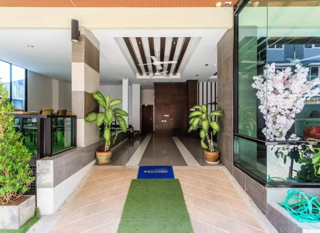 einen Flur mit Pflanzen in einem Gebäude in der Unterkunft Doze Bangla in Patong Beach