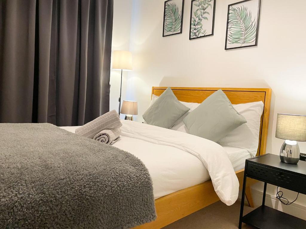 En eller flere senge i et værelse på Maison Blanc The Stylish & Cozy 1bed apartment in City centre