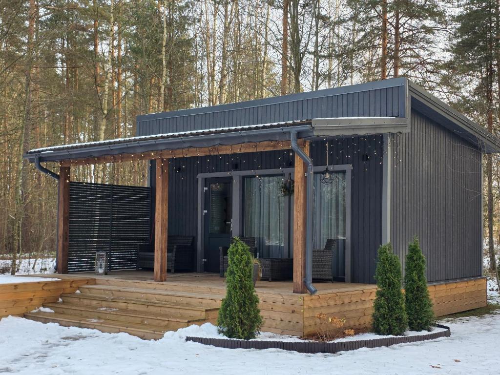 een hut met een terras in de sneeuw bij Tähetee Majake in Palometsa