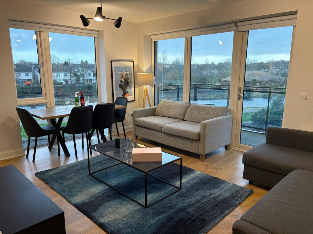 Et opholdsområde på Luxurious Entire Guest House with Grand Living Space and Panoramic Balcony Views