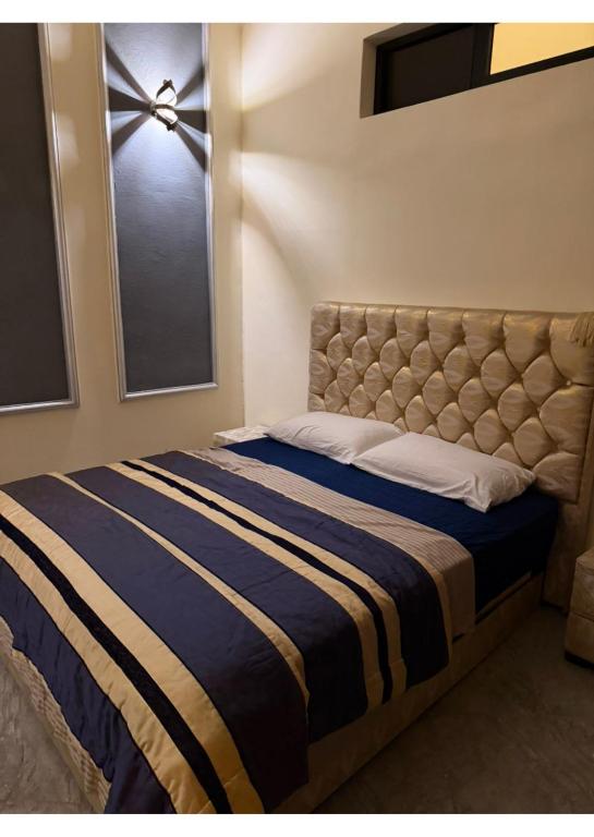 Ένα ή περισσότερα κρεβάτια σε δωμάτιο στο Atlas city fes