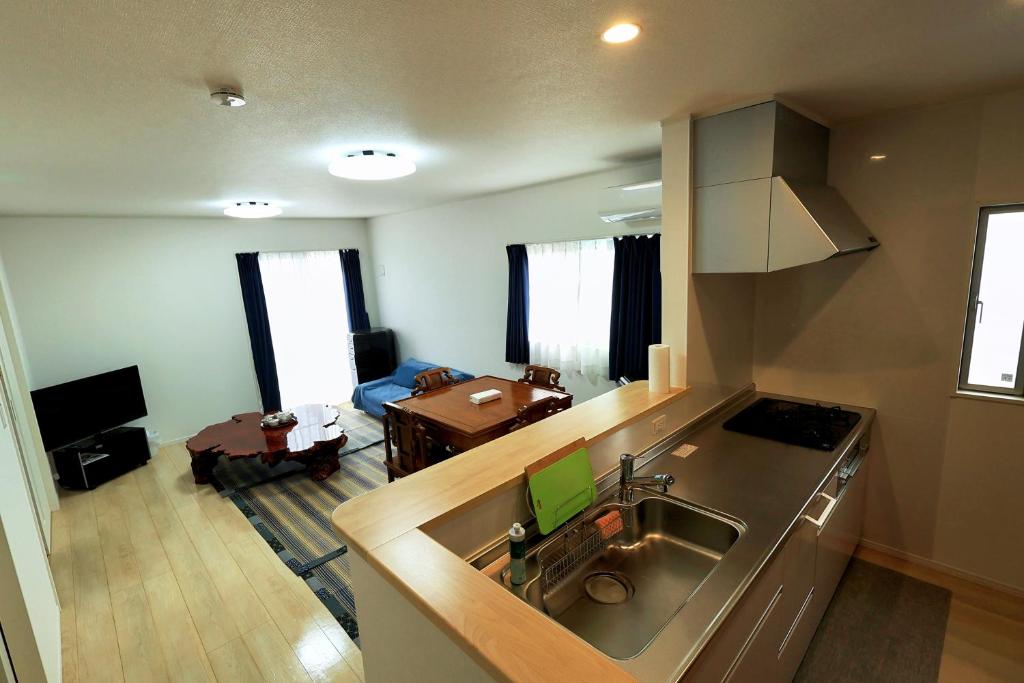 Μια τηλεόραση ή/και κέντρο ψυχαγωγίας στο 海に近い田舎にある新築家の丹霞阁