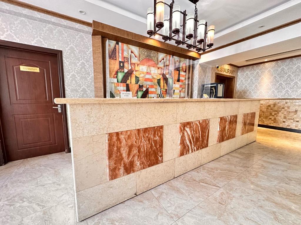 una hall con un bancone in marmo e una porta marrone di Dream a Ulaanbaatar
