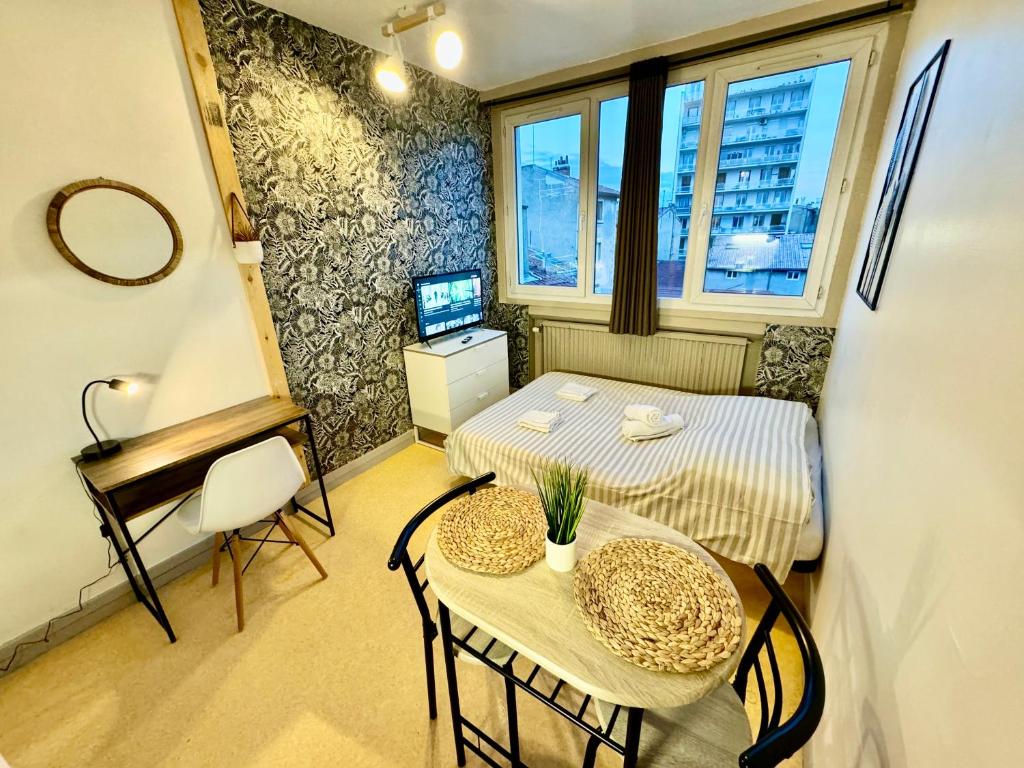 Ένα ή περισσότερα κρεβάτια σε δωμάτιο στο Hyper Centre de Valence - Studio 41