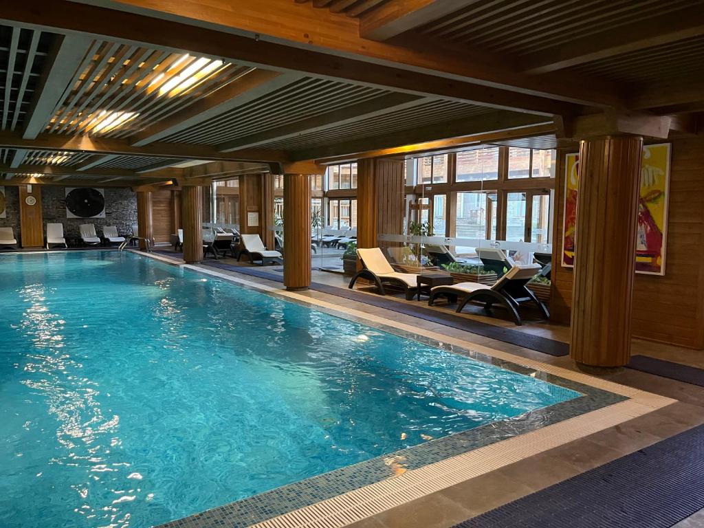 Hồ bơi trong/gần PIRIN GOLF DELUXE PRIVATE STUDIO GABBY ground floor