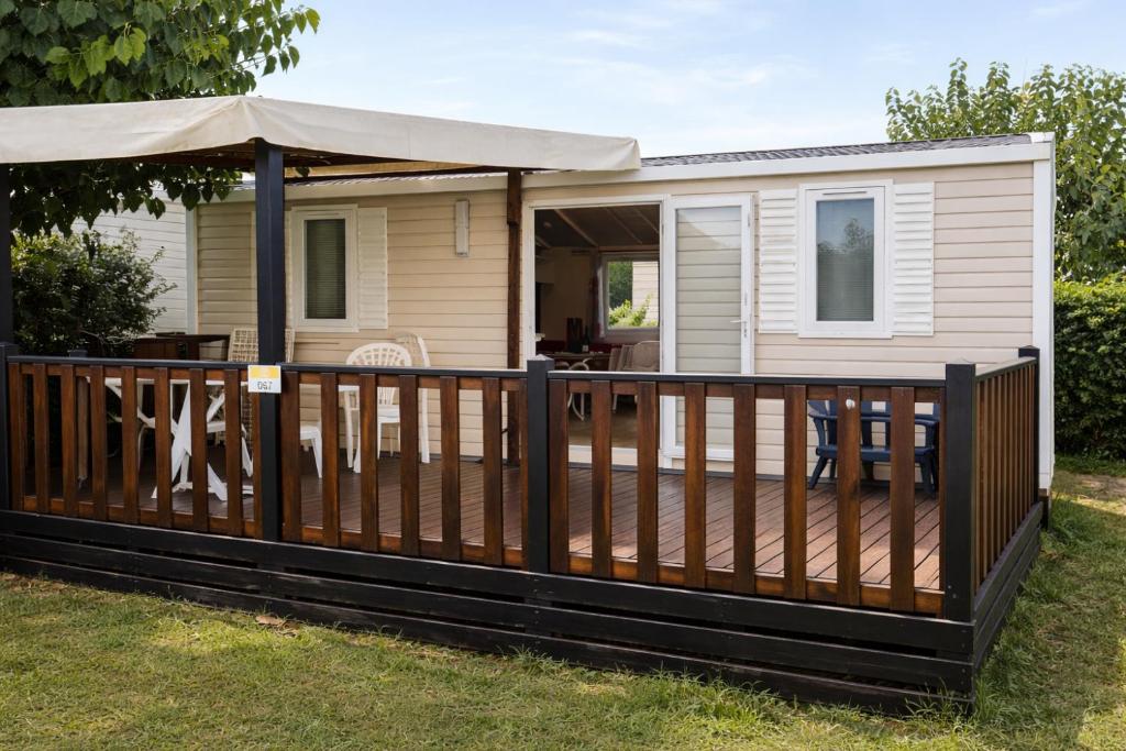 Bygningen som campingpladsen ligger i