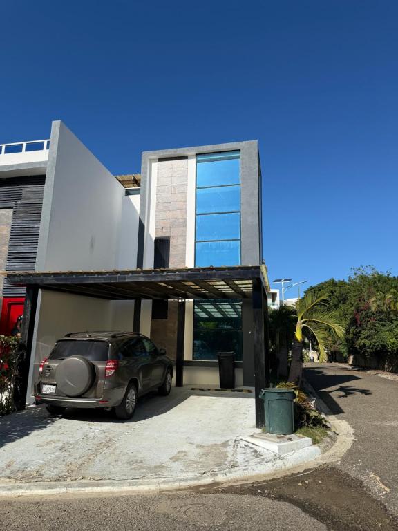 een auto geparkeerd voor een huis bij Caribbean getaway Villa 30 in Puerto Plata