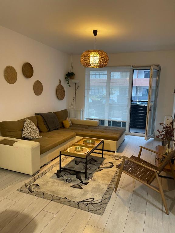 een woonkamer met een bank en een tafel bij Casa Shay Brasov in Braşov