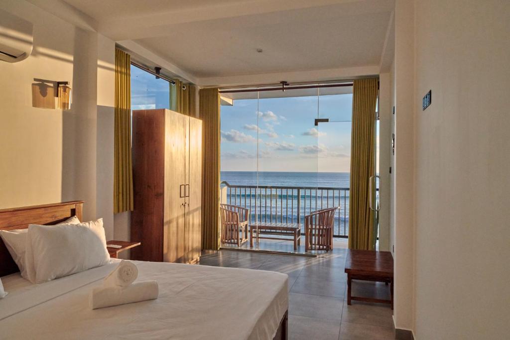 En eller flere senge i et værelse på KINGS BAY Beach Resort