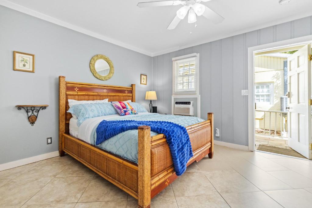 een slaapkamer met een bed en een plafondventilator bij Prime Downtown Location - Truman Little Cozy Cottage in Key West