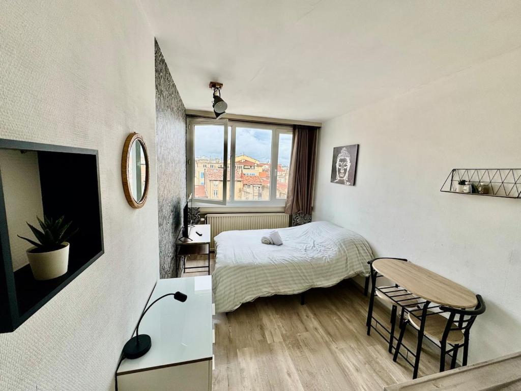 Postel nebo postele na pokoji v ubytování Hyper Centre de Valence - Studio 45