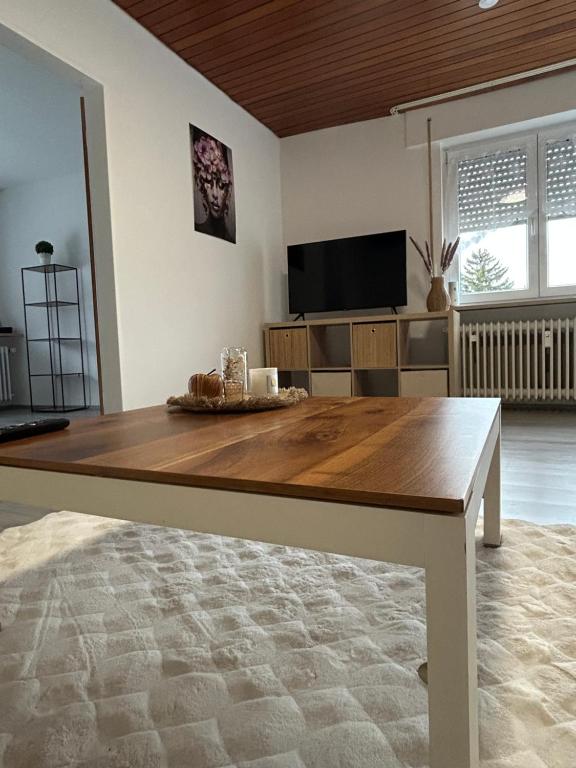 een grote houten tafel in de woonkamer bij MelsHome Apartment mit 2 Schlafzimmer in Geislingen an der Steige