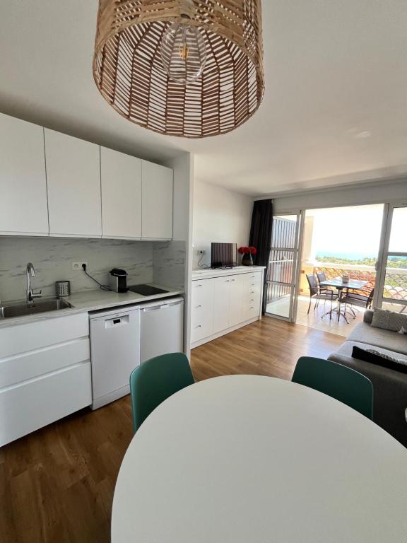 Η κουζίνα ή μικρή κουζίνα στο Cap Esterel - Charmant T2 climatisé vue mer 4/5 pers - Piscine - Parking