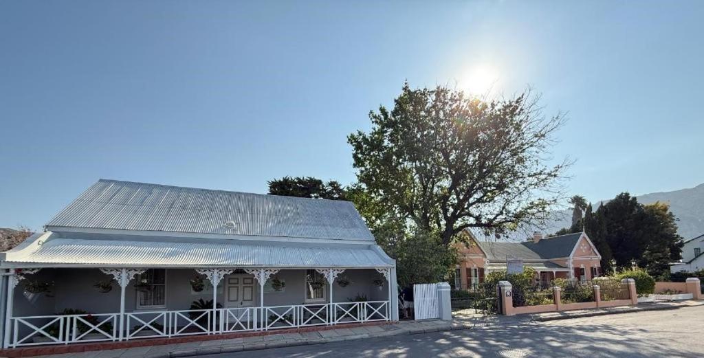 Tòa nhà nơi nhà khách tọa lạc