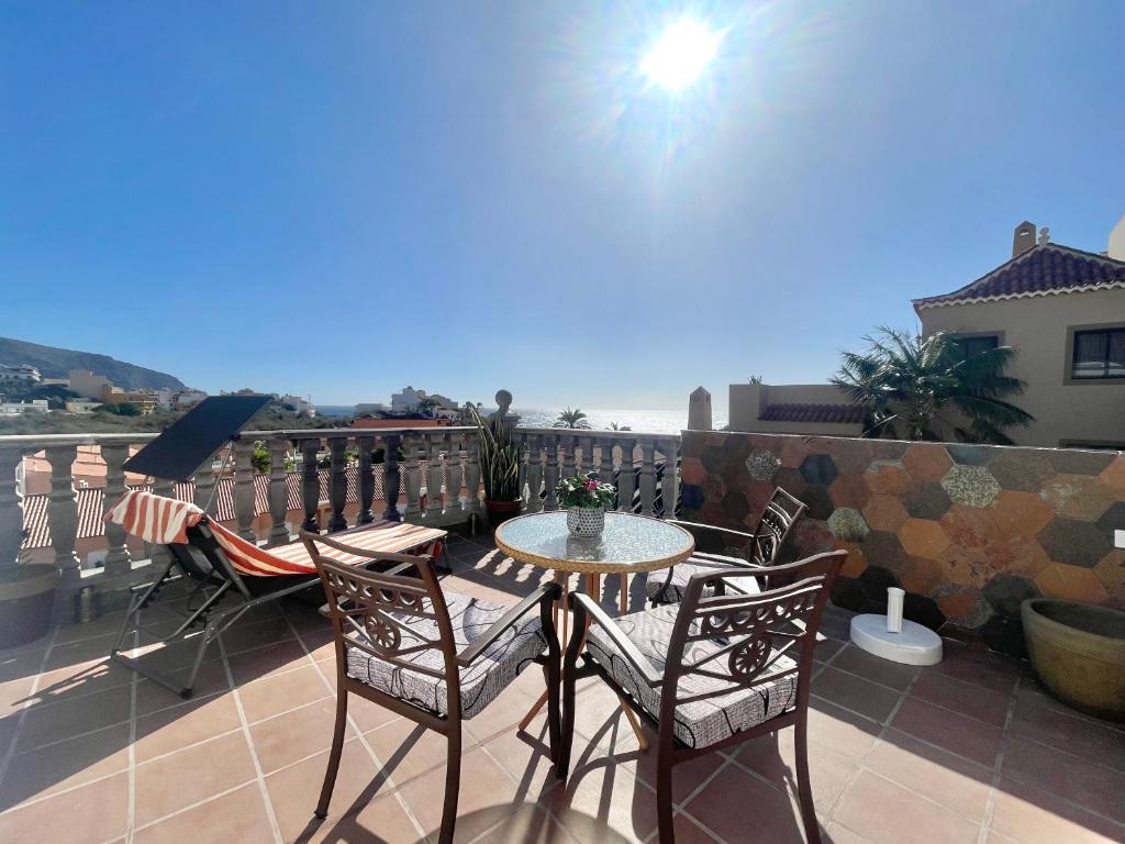 a patio with a table and chairs on a balcony at Penthouse Jul&Mel in Valle Gran Rey