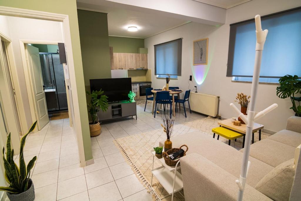 ein Wohnzimmer mit Sofa und Tisch in der Unterkunft Iria's Cozy House 2 in Sparta