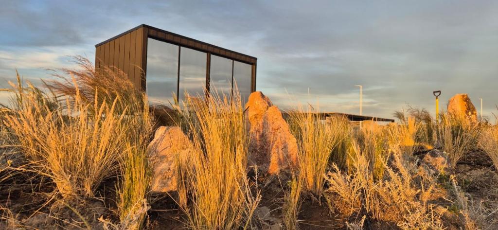 un bâtiment posé sur des rochers dans l'établissement Luxury Lodge Costa Blanca, à San Antonio Oeste