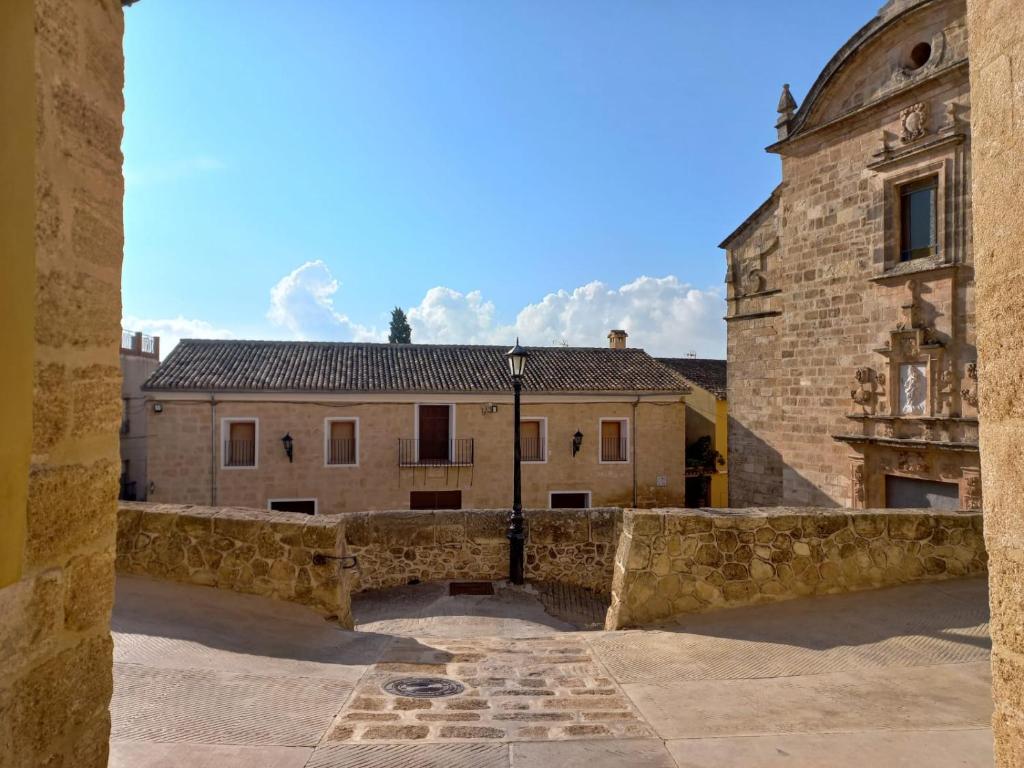 een uitzicht op het kasteel vanaf de binnenplaats bij CA TERESINA l RELAX RURAL in Montesa