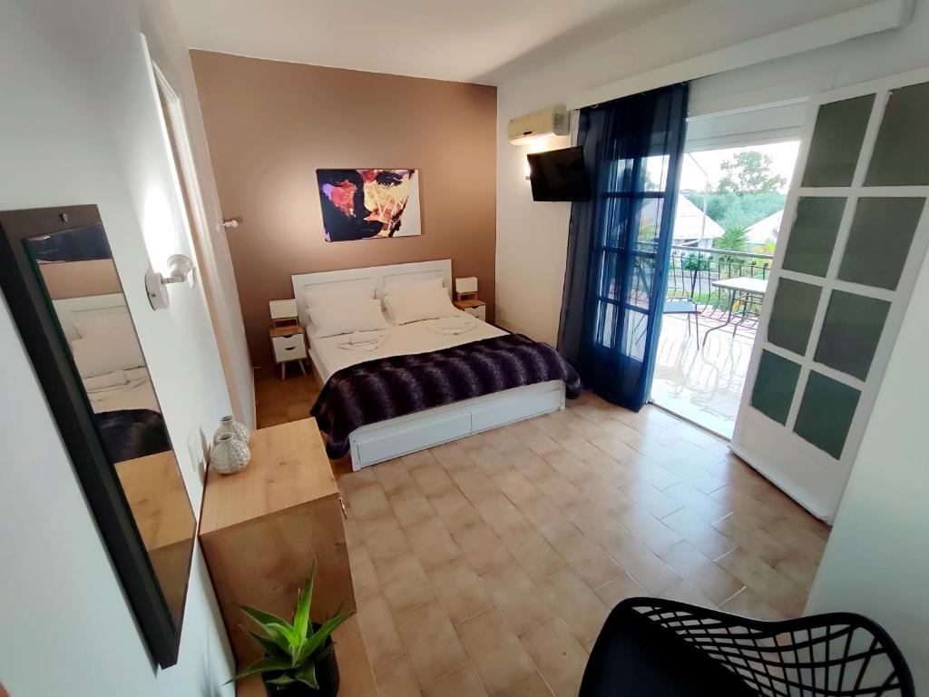 una camera da letto con un letto e un balcone di Spasmata Village Apartments no cooking only adults a Minia