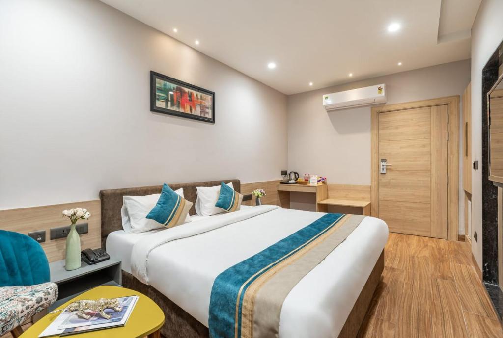 Postel nebo postele na pokoji v ubytování Hotel The Atlantis Suites Near Vishwanath Temple