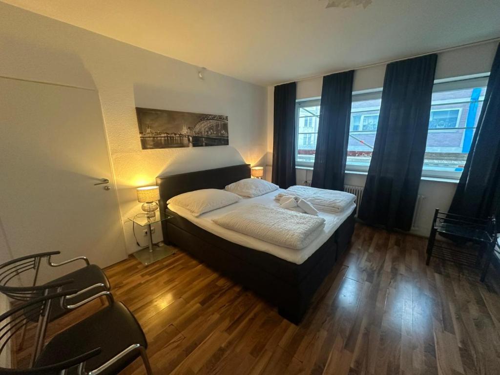 En eller flere senge i et værelse på XXL-Cologne Cathedral Apartment