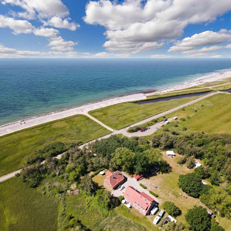 an aerial view of a house next to the ocean at Ferienwohnung Erdgeschoss in Fehmarn