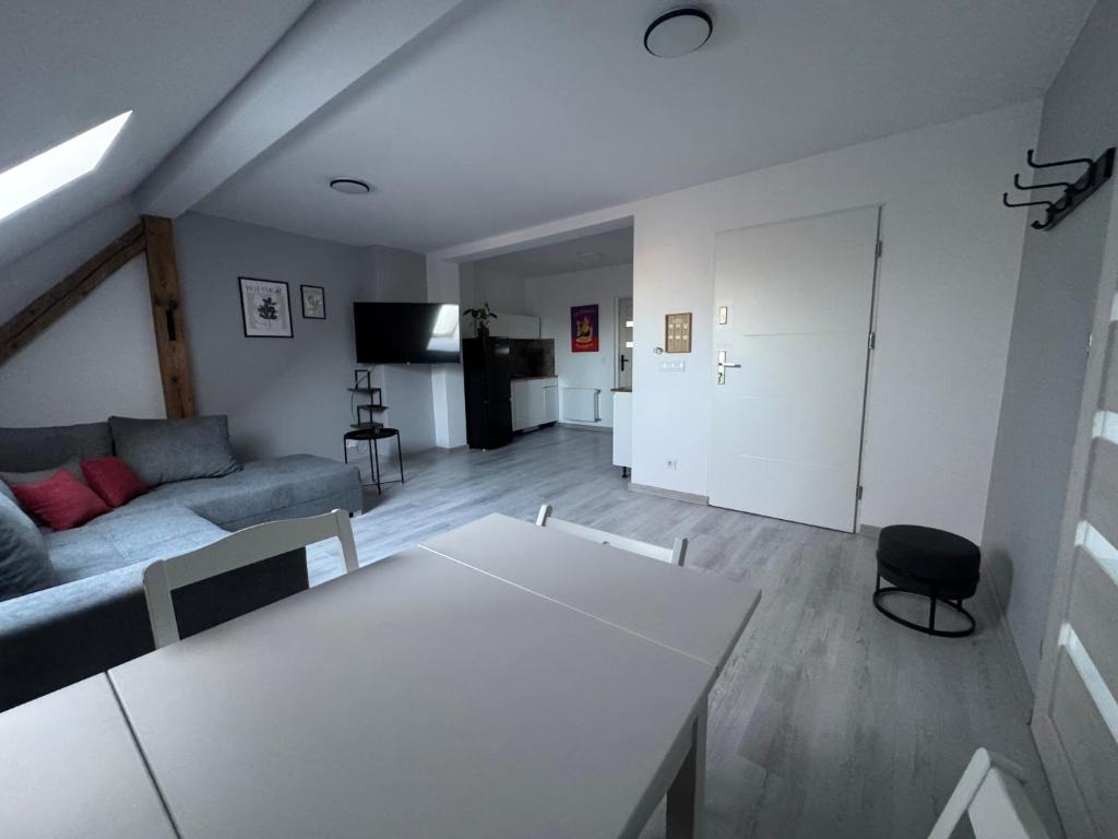 un salon avec un canapé et une table dans l'établissement Guben Wohnungen ruhig, à Guben