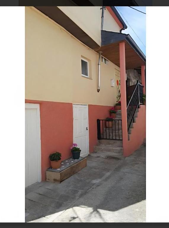 a building with a staircase and a stair case at Casa da Tita in Peña de Folenche