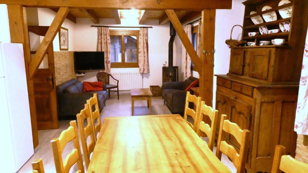 ein Wohnzimmer mit einem Holztisch und Stühlen in der Unterkunft Adret in Saint-Martin-de-Belleville