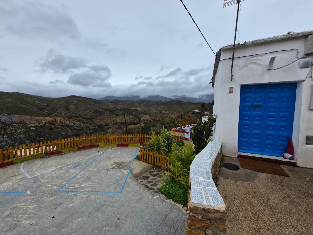 een blauwe deur aan de zijkant van een gebouw bij Cortijo el Galardón 