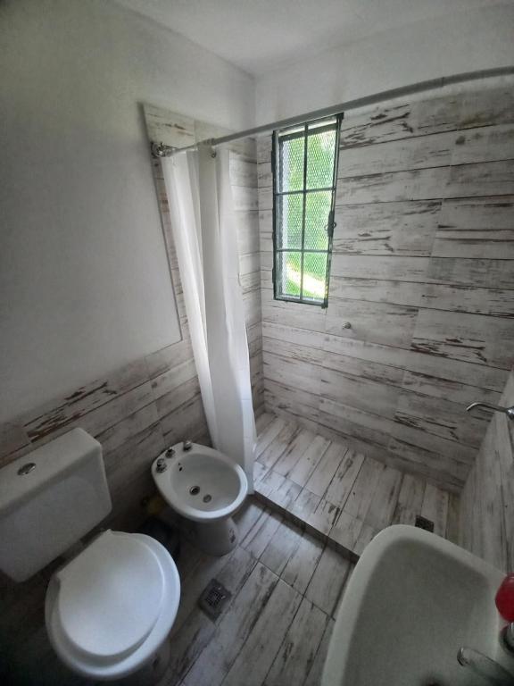 un bagno con un water, un lavandino e una finestra di Amaneceres de Cabalango a Cavalango