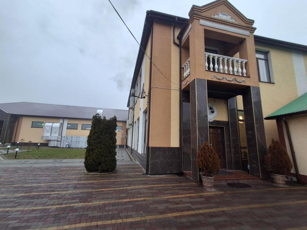 een gebouw met een balkon aan de zijkant bij Галичанка Еліт SPA 