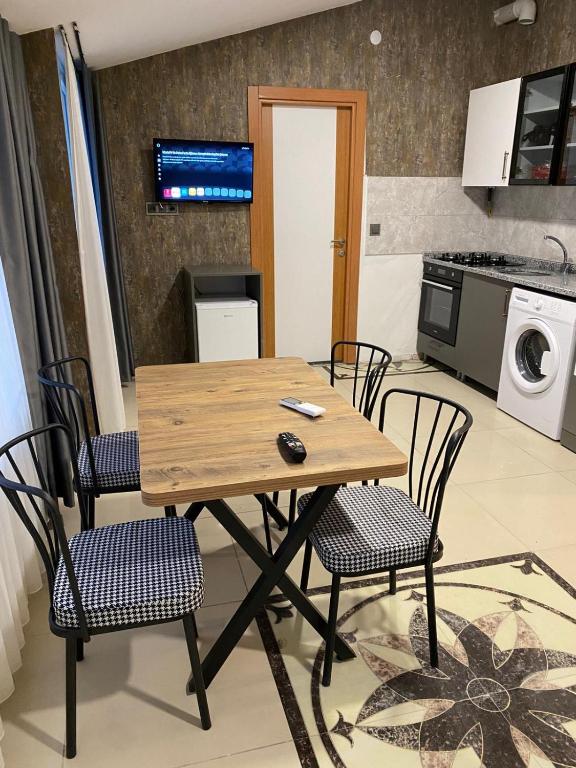 - une table et des chaises en bois dans la cuisine dans l'établissement Royal Fsm Suites, à Istanbul