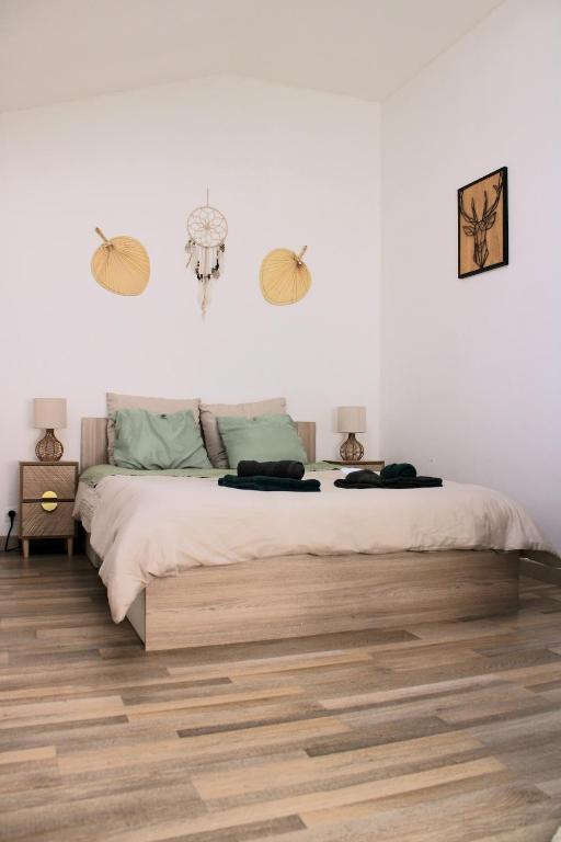 Studio with bedroom near train station