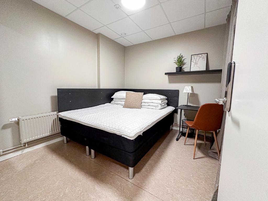 ein Schlafzimmer mit einem Bett und einem Schreibtisch in der Unterkunft Nässjö Vandrarhem in Nässjö