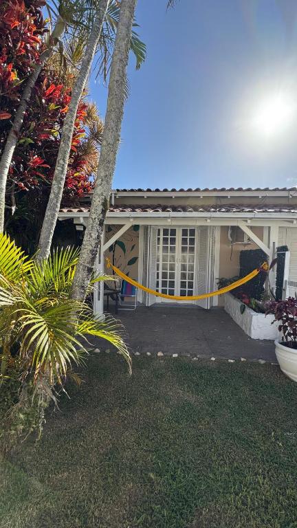 een huis met een geel afzetlint rond de voorkant. bij Refúgio na Lagoa in Florianópolis