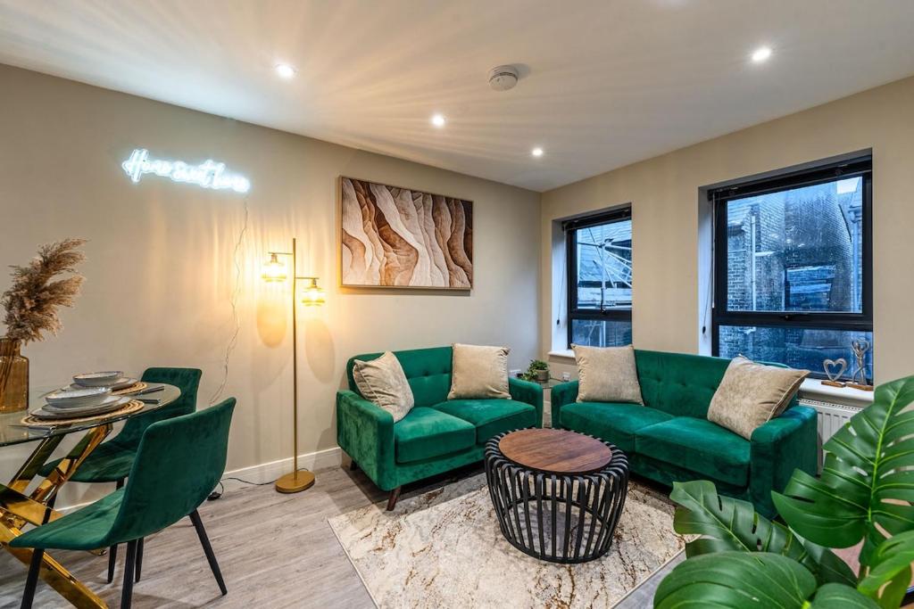 een woonkamer met een groene bank en een tafel bij Bright 2BR Flat, Central Chatham, Parking in Chatham