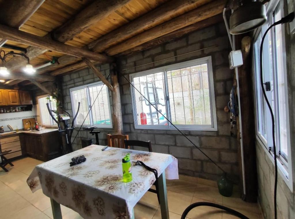 een kamer met een tafel met een groene fles erop bij Dormís La Cabaña in San Antonio de Areco