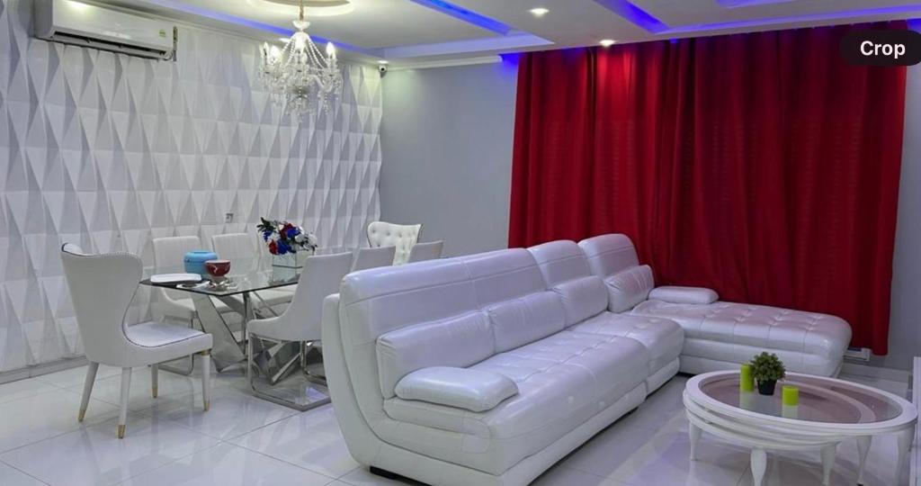 Et opholdsområde på Modern Camama Getaway for Work or Family stays