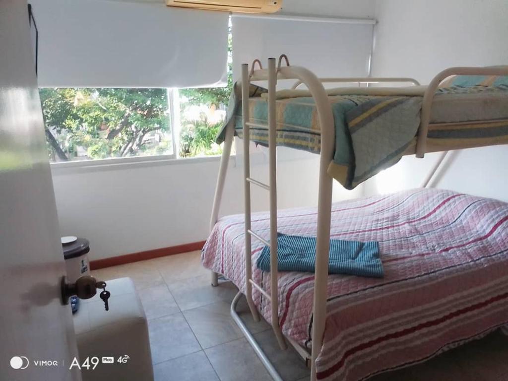 En eller flere senge i et værelse på Aguamarina Suites