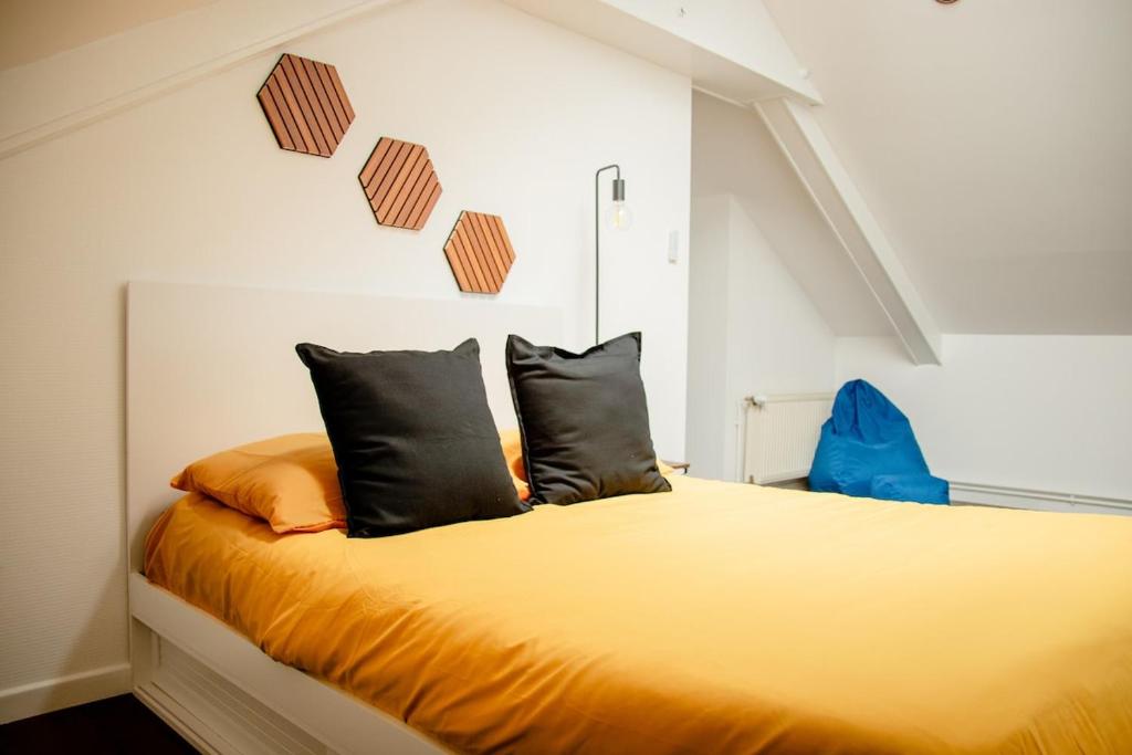 Giường trong phòng chung tại Le Mansardé chaleureux T3 - 2 chambres Netflix WIFI