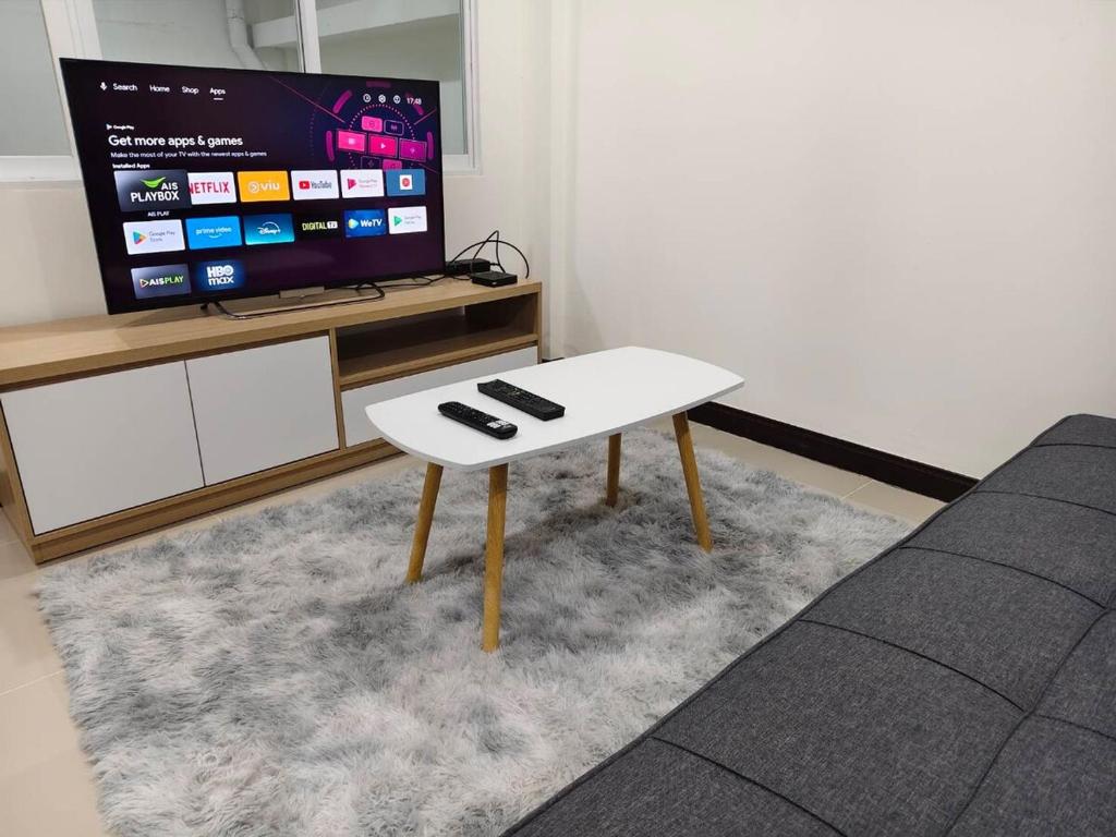 Et tv og/eller underholdning på The Blue Oasis Cozy Phuket Getaway