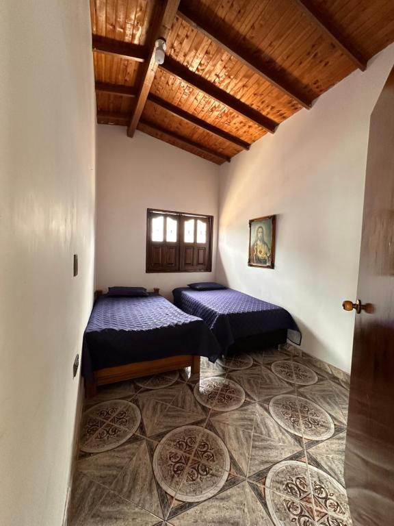 En eller flere senge i et værelse på Finca La Carolina