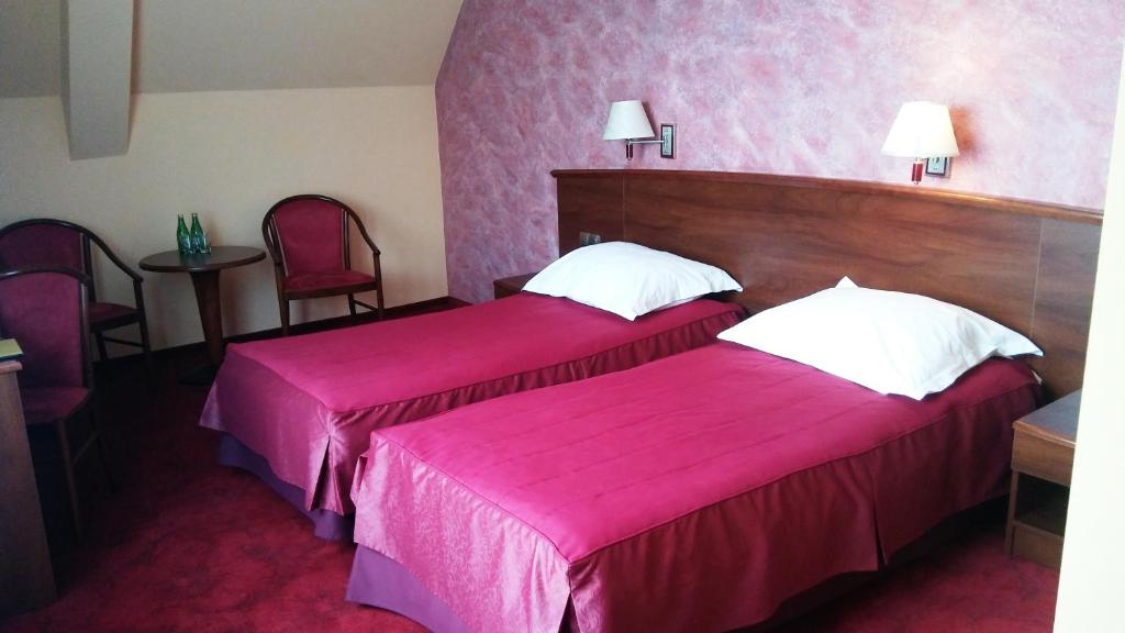 Postel nebo postele na pokoji v ubytování Hotel Zawiercie