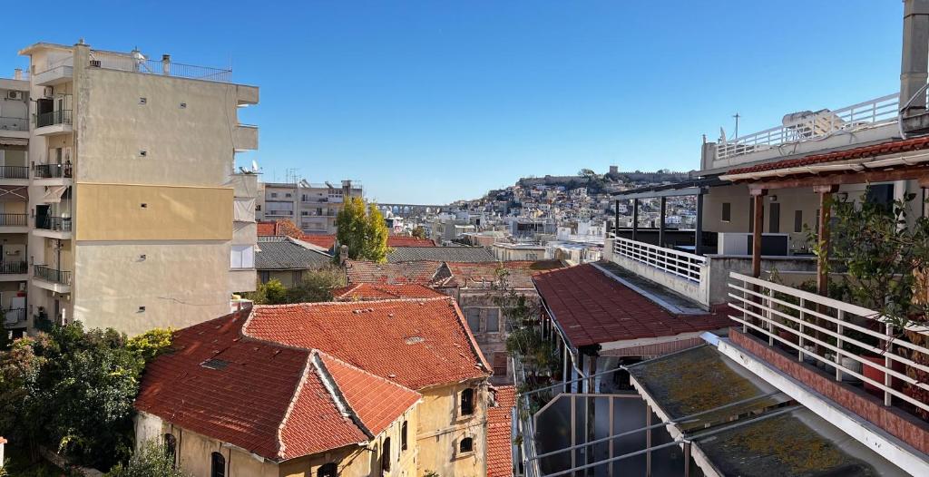 una vista dall'alto di una città con edifici di Surrounded View Family - with Private Parking a Kavala