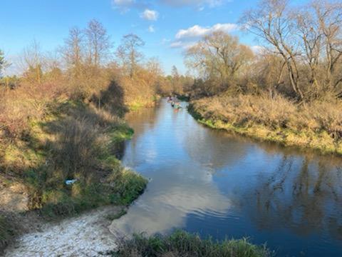 einen Fluss mit Bäumen und eine Brücke darüber in der Unterkunft Kajakiem z Marzysza in Marzysz