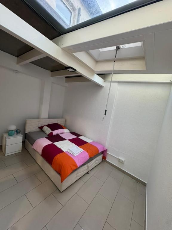 een slaapkamer met een bed in een witte kamer bij Elegantes City-Apartment im MG-Zentrum in Mönchengladbach