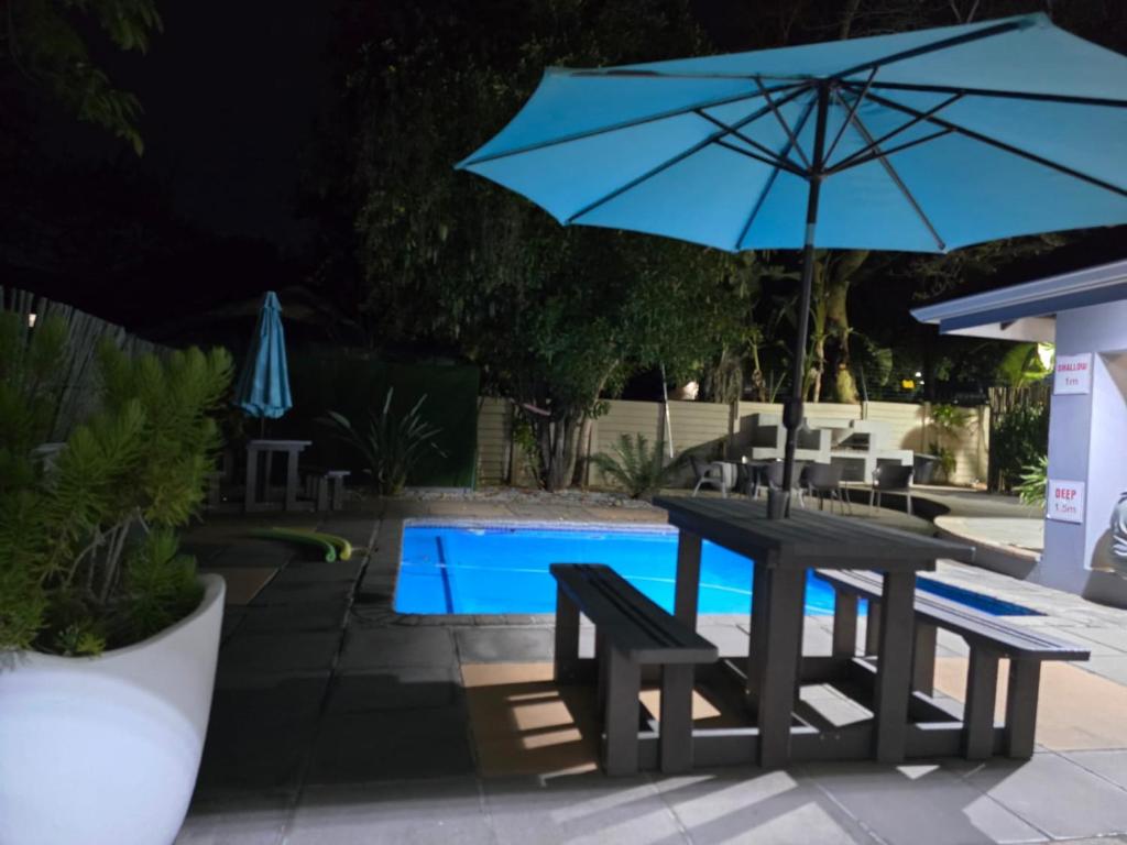 Swimmingpoolen hos eller tæt på BoniM Guesthouse - aka Magisha Guesthouse